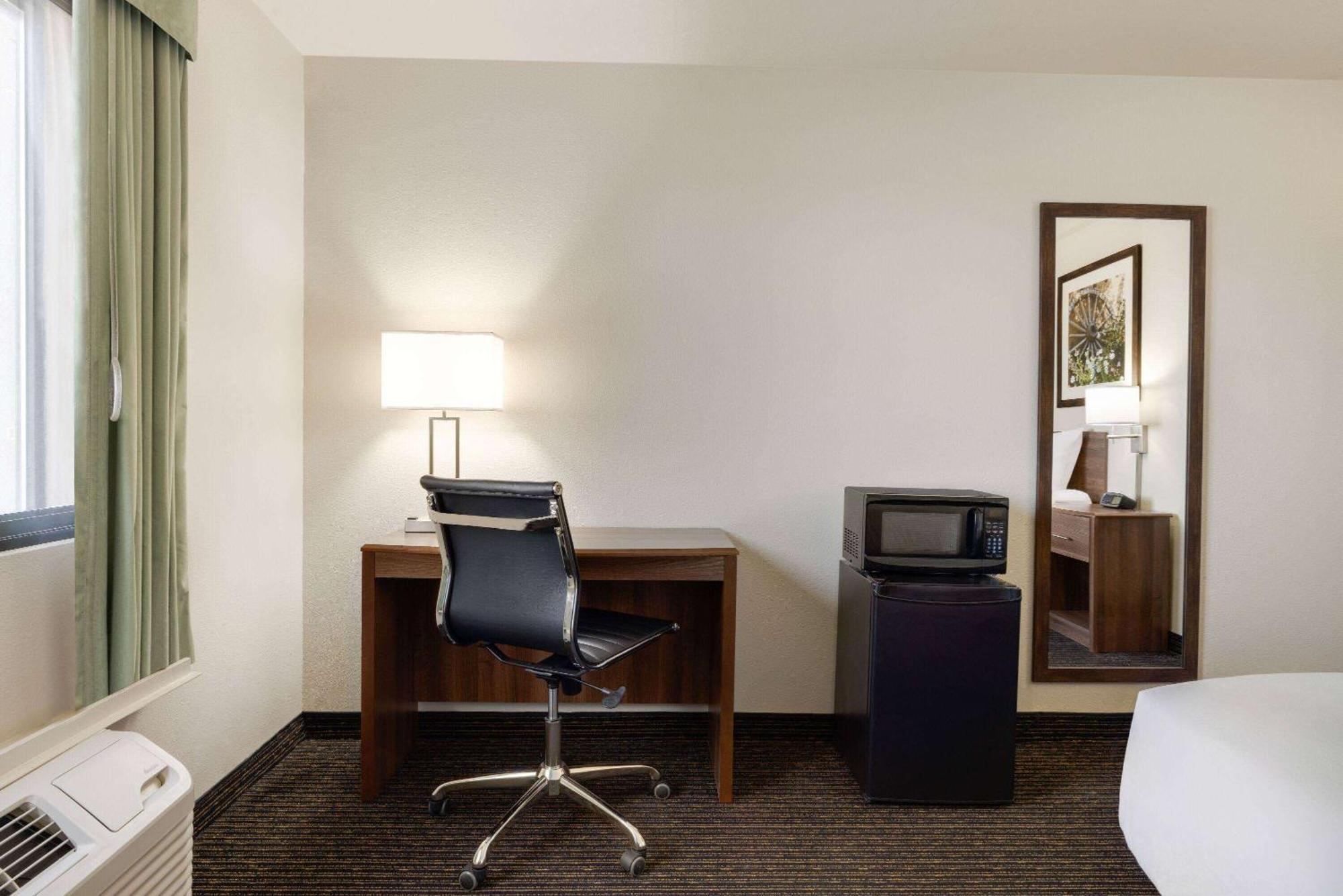 Travelodge By Wyndham Vaughn מראה חיצוני תמונה